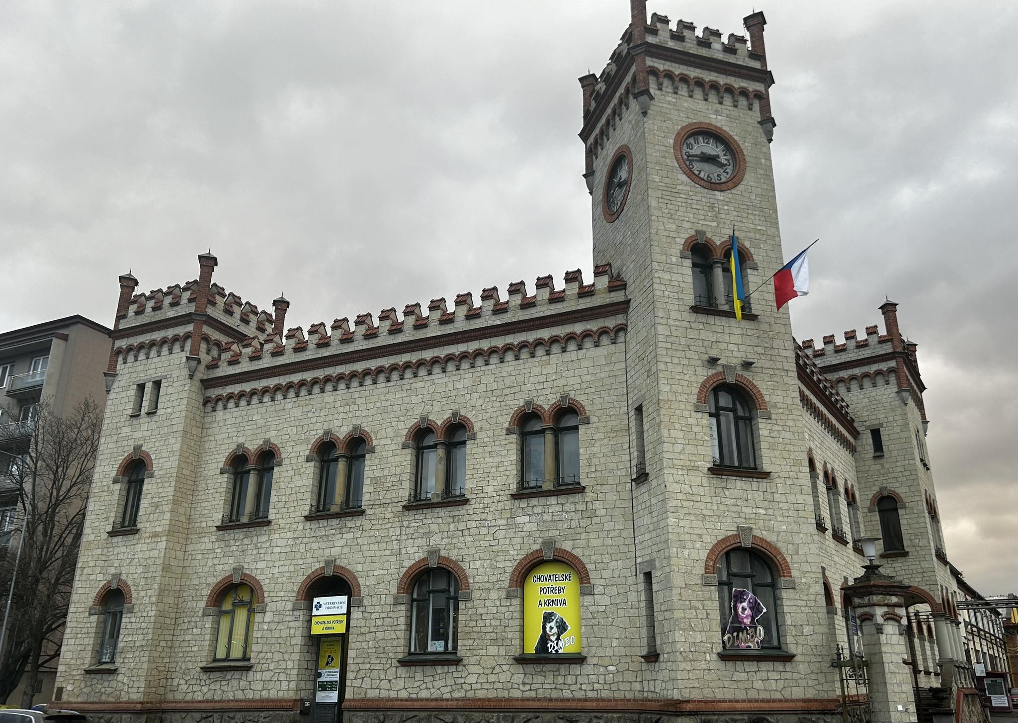 Budova s věžičkou, ve které se hernička nachází