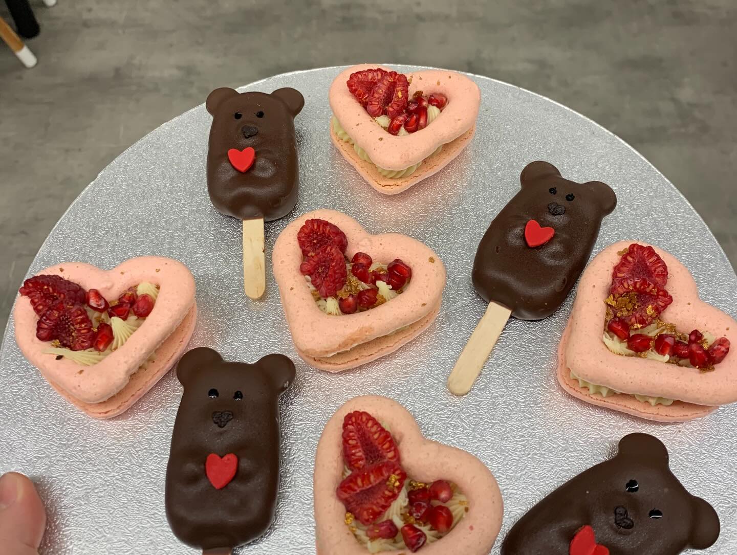 Medvídkové a srdíčkové zákusky s malinami