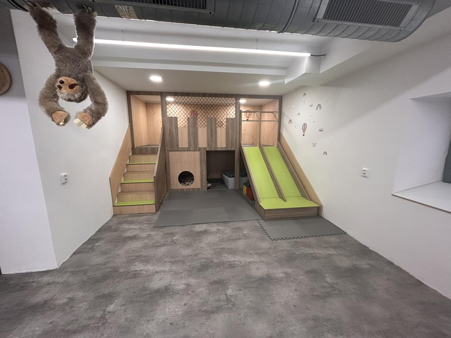 Dřevěná prolézačka se skluzavkou v herničce V Podzámčí