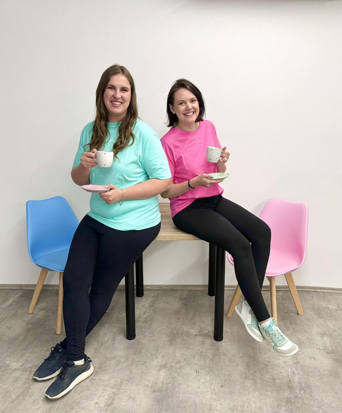 Zakladatelky Verča a Peťa v herničce V Podzámčí s hrnky kávy