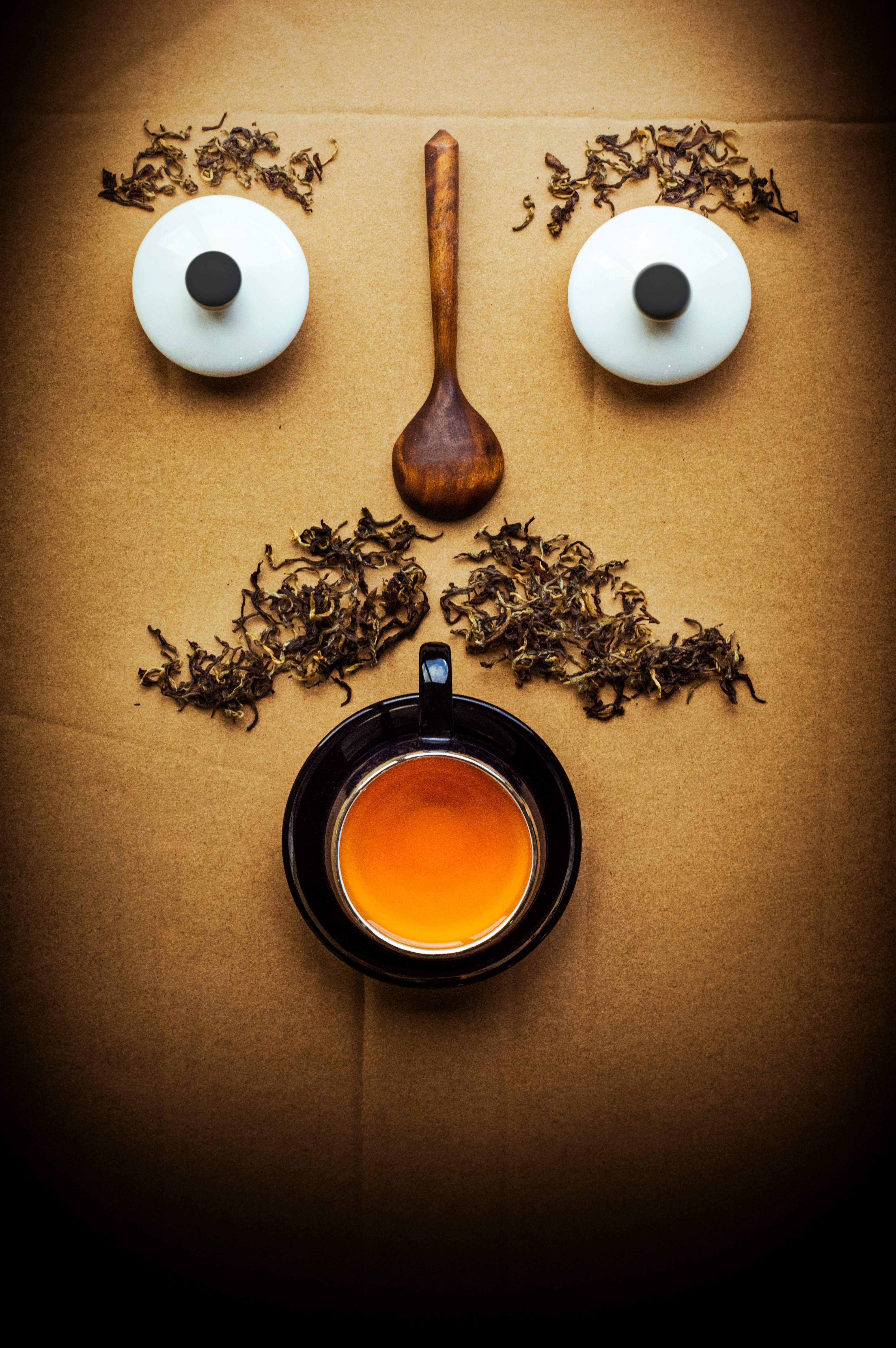 Hravá zátiší šálek čaje s tváří ze sypaného čaje